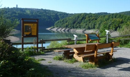 Durch zwei Fernrohre mit 15facher Vergrößerung lässt sich die Tierwelt am Urftsee beobachten.
