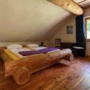 Doppelbett aus Baumstämmen im Ferienhaus Schwarzstorch.