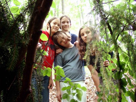 Abenteuer im Wald, spannende Geschichten am Lagerfeuer und kreative Aktionen bieten die diesjährigen Waldfreizeiten während der Sommerferien.