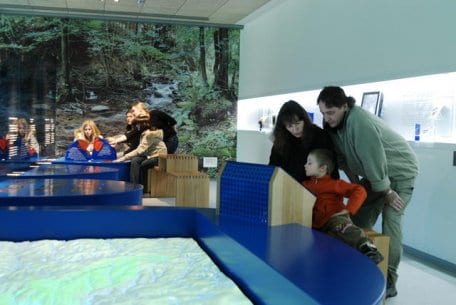 Allein 2014 besuchten knapp 98.000 Besucher das Nationalpark-Tor in Simmerath-Rurberg mit der Ausstellung „Lebensadern der Natur“.