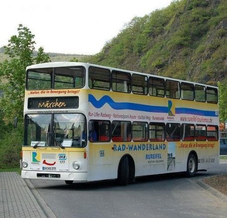 Am 1. Mai startet der Doppeldeckerbus Mäxchen der Dürener Kreisbahn vom Bahnhof Heimbach in die neue Saison. Foto: J. Müller