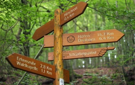 Am Einstieg des Schöpfungspfades weist ein Schild den Weg.