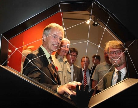 Am Eröffnungstag des Forum Vogelsang IP begeistert im Nationalpark-Zentrum Eifel die interaktive Station zum Verhalten der Spinne Johannes Remmel (links), Dr. Michael Röös (2.v.links) und Andreas Wiebe (rechts). (Foto: Dagmar Berens/Medienzentrum Kreis Eu