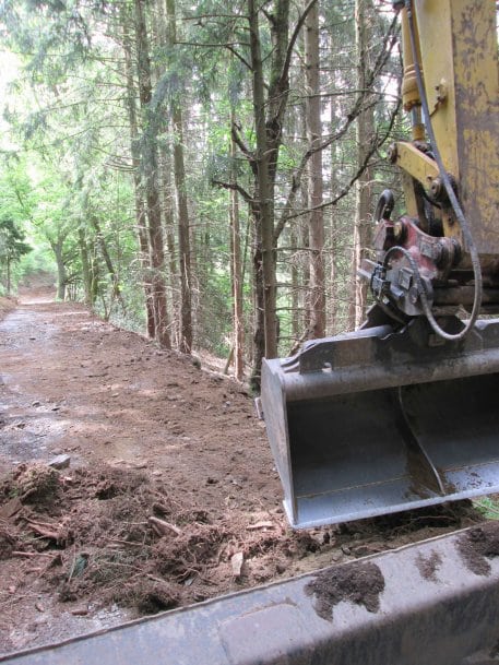 An der Leykaul wird auf 2.000 Quadratmetern die Teerdecke gegen ökologisch verträglicheres Naturmaterial ausgetauscht. Foto: E. Jäck