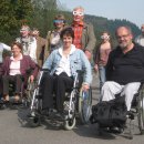 An der Seite von Johann Kreiter, Vorsitzender des NatKo e.V. (vorne rechts), konnten die Betreiber der zertifizierten Gastgeber des Nationalparks Eifel Erfahrungen im Rollstuhl und unter Simulationsbrillen sammeln.