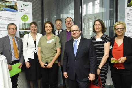 Anlässlich des 15jährigen Jubiläums von Fahrtziel Natur präsentierten sich die Großschutzgebiete im historischen Kaiserbahnhof Potsdam. Foto: Deutsche Bahn AG; jet-foto_Ralf Kranert