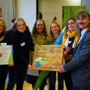 Auch Dr. Josef Thumbrinck, Abteilungsleiter für Naturschutz im NRW-Umweltministerium, überreichte die Urkunden an die Nationalparkschulen Eifel, hier die Regenbogenschule der Städteregion Aachen. 