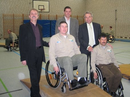 Auf Initiative von Regierungspräsident Jürgen Roters (2. v. re.) entstand eine Kooperation für barrierefreie Angebote im Nationalpark Eifel. Ludwig Gehlen (li.), Schulleiter der Anna-Freud-Schule in Köln, und der Barrierefrei-Beauftragte des Nationalparkf