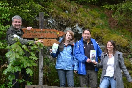 Auf den ersten Metern ihres Weges werden Steven Goldstein (2.v.r.) und Marion Hohmann (r.) begleitet. Foto: Nationalparkverwaltung