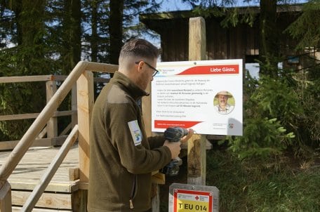 Aufgrund der Corona-Pandemie gelten in der Rothirsch-Aussichtsempore aktuell besondere Regeln. Neue Schilder weisen vor Ort darauf hin.