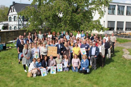 Bei einer Feier am St. Nikolaus-Stift in Zülpich-Füssenich erhielten am Dienstag 32 Kindertagesstätten aus der Nationalpark-Region ihre Auszeichnung als &quot;Nationalpark-Kita Eifel&quot;. 
