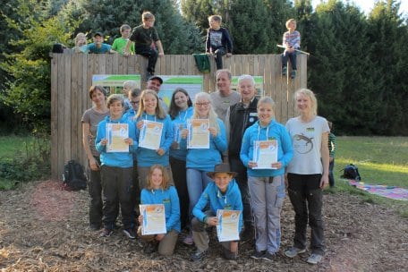 Bei einer Feier zum 10jährigen Bestehen des Junior Ranger-Programms im Nationalpark Eifel zeichnete Nationalpark-Leiter Dr. Michael Röös (3.v.r.) die ersten acht Volunteer Ranger aus. 