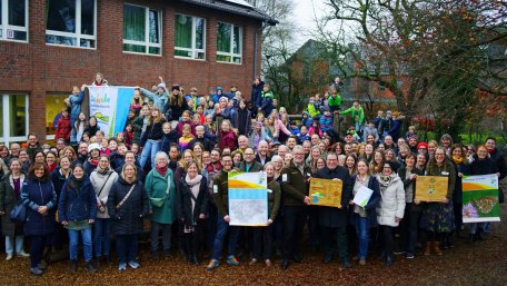 Bei einer Feierstunde in der Gemeinschaftsgrundschule Roetgen haben 50 Schulen aus der Nationalparkregion ihre Auszeichnung als Nationalpark-Schule Eifel entgegen genommen.