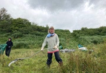Bergwaldprojekt-Freiwillige packen für den Naturschutz im Nationalpark Eifel kräftig mit an