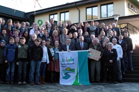 Bild 1: 35 Schulen gehören ab sofort zu den offiziellen Partnern des Nationalparks Eifel und erhielten das offizielle Zertifikat „Nationalpark-Schule Eifel&quot;. Foto: Nationalparkverwaltung