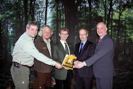 Bild 1: Anlässlich der Präsentation des „1. SÖM-Berichts (2004-2010)“ stellen Vertretern des Landesbetriebes Wald und Holz NRW, der Kommunalen Nationalparkfamilie, des Tourismus und der Nationalparkverwaltung.