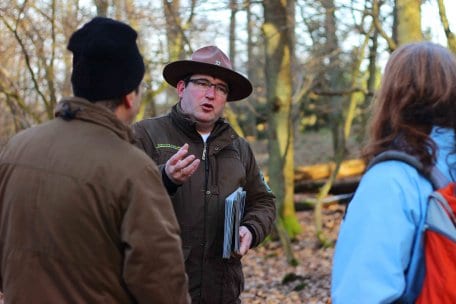 Bild 1: Anschaulich zu kommunizieren und verschiedene Sinne anzusprechen, ist im Umgang mit Menschen mit Demenz wichtig. Ranger und Waldführer des Nationalparks Eifel sind nun im Umgang mit Betroffenen geschult und gehen auf die speziellen Bedürfnisse ein