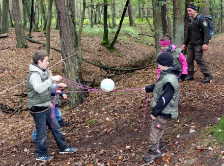 Bild 1: Bei einem Stationen-Parcours mussten knifflige Fragen beantwortet, aber auch Geschicklichkeitsspiele absolviert werden, wie zum Beispiel einen Ball im Seil über Stock und Stein zu balancieren.