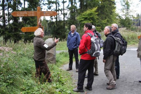 Bild 1: Besucherlenkung, Waldentwicklung, Naturerlebnisangebote: Innenminister Ralf Jäger informierte sich während seiner Komm-Tour auch umfassend über Nordrhein-Westfalens einzigen Nationalpark.