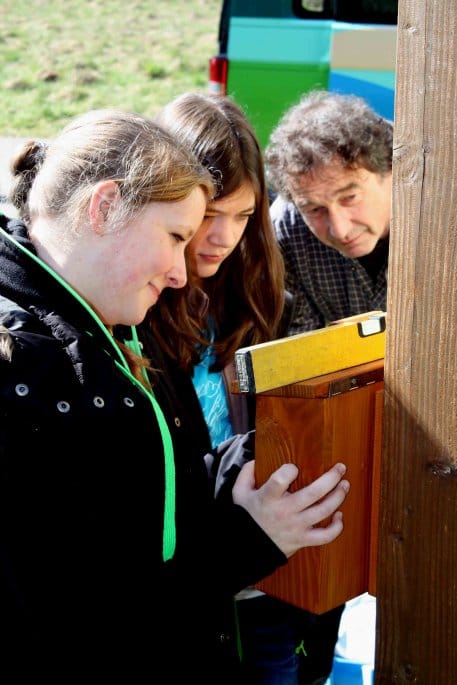 Bild 1: Carolina Leif (links) und Anika Lang packen mit an, als es heißt, mit dem Akkuschrauber den Infokasten für die Faltblätter neu anzubringen.