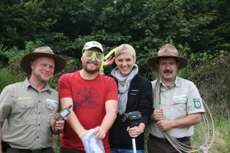 Bild 1: Das Filmteam: v. l. Ranger Sascha Wilden, Tobias Wiesen, der „regelbrechende Taucher“, Commerzbank-Umweltpraktikantin Annika Dannenberg, Ranger Ralf Hilgers.