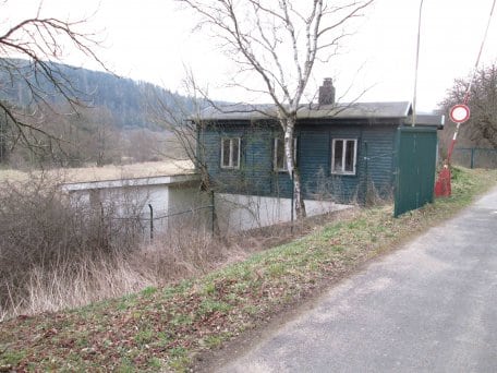 Bild 1: Das Wachgebäude in Malsbenden mit Keller, Hundezwinger und Nebengebäude wird zum Teil abgerissen und zum Teil zugemauert und mit Einflugschnitzen versehen.