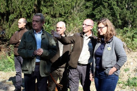 Bild 1: Der Parlamentarische Staatssekretär Horst Becker informierte sich heute im Rahmen der Sommertour „Lebendige Gewässer“ des NRW-Umweltministeriums über den Steinkrebs im Nationalpark Eifel.