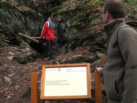 Bild 1: Die Kombination aus Texten zum Nachdenken und inspirierender Felslandschaft macht den Reiz des Schöpfungspfades aus. (Foto: Nationalparkverwaltung Eifel/M. Lammertz)