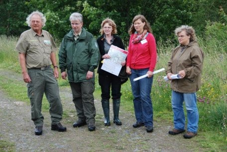 Bild 1: Die Projektbeteiligten erklären die für 2012 geplanten Maßnahmen am Helingsbach und Sauerbach. Foto: Biologische Station Aachen