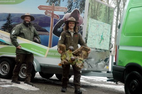 Bild 1: Die Ranger der Wildniswerkstatt Düttling sind Startklar für die Fahrt nach Berlin. Dort präsentieren sie den Nationalpark Eifel an fünf Tagen. (Foto: A. Simantke)