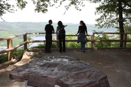 Bild 1: Die WDR-Zuschauerwanderung führt am Aussichtspunkt Hirschley im Barrierefreien Natur-Erlebnisraum Wilder Kermeter vorbei. Foto: Nationalparkverwaltung Eifel