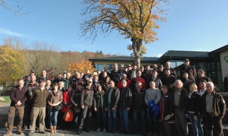 Bild 1: Eine Delegation aus Förstern und Forstwirten aus Rheinland-Pfalz war zu Besuch im Nationalpark Eifel. Als künftige Belegschaft einer Nationalparkverwaltung im Hochwald im Hunsrück machten sich die Angestellten aus drei Forstämtern ein Bild von de
