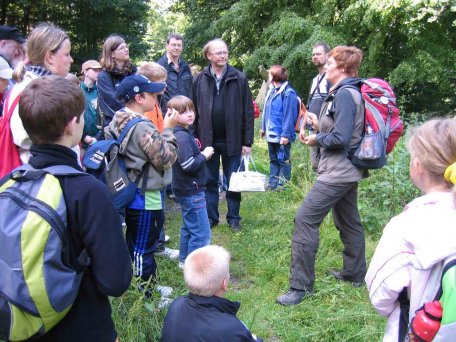 Bild 1: Familientag mit Waldführerin Irmgard Ehlert (Foto: Heinz Erler)