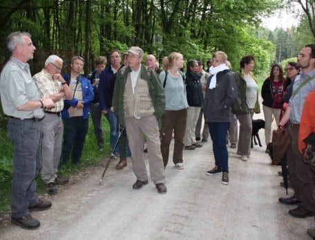 Bild 1: Gemeinsam mit Nationalpark-Bezirksleiter auf Tour: Am Samstag können Anwohner des Hetzinger Waldes bei einer Bürgerwanderung Fragen zum Nationalpark Eifel und seinen Managementmaßnahmen stellen. (Foto: Nationalparkverwaltung Eifel/A. Olligschläger