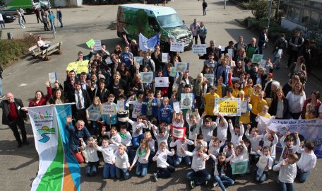 Bild 1: Große Begeisterung bei Schülern, Projektpartnern und Lehrern der Nationalpark-Schulen Eifel, die gestern in Aachen als „Netzwerk der Zukunft“ zertifiziert wurden. (Nationalparkverwaltung Eifel/ Th. Arulanandam)