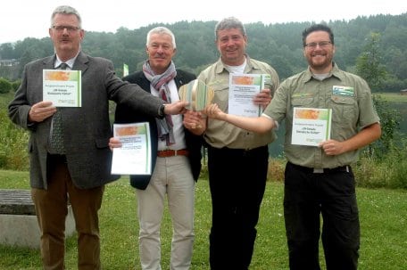 Bild 1: Heute erhielten die von der Nationalparkverwaltung Eifel in Kooperation mit dem Gehörlosenheim Euskirchen angebotenen Rangertouren in gebärdensprachlicher Begleitung die Anerkennung als offizielles Projekt der UN-Dekade Biologische Vielfalt.