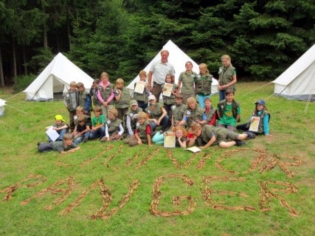Bild 1: Im Anschluss an ein Zeltlager erhielten 31 naturbegeisterte Kinder aus der Nationalparkregion ihre Urkunde zum „Junior Ranger“. Foto: Nationalparkverwaltung