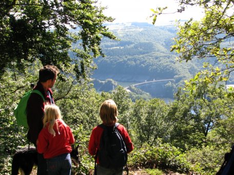 Bild 1: Jeden Samstag im Juli und August wird die Rangerführung ab Rurberg mit tollen Ausblicken auf den Rursee auch in holländischer und französischer Sprache angeboten. Foto: S. Wilden
