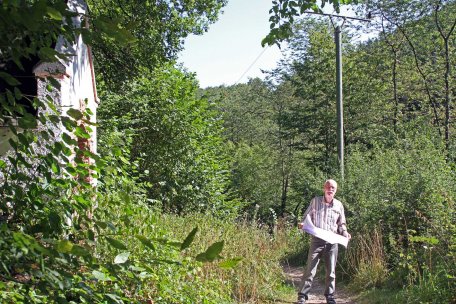 Bild 1: KEV-Projektleiter Georg Gnädig besichtigt die ehemalige Freileitung, die am Kreuzweg entlang zum Kloster Heimbach führet. Sie wurde im Herbst komplett demontiert (Foto: T. G.Eden/Eifeler Presse Agentur/epa)