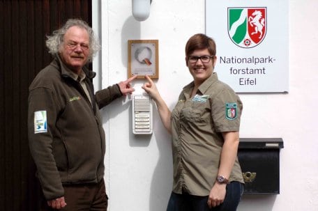 Bild 1: Leiter der Nationalparkverwaltung Henning Walter und Qualitätscoach Martina Höller freuen sich über das neue Zertifizierungs-Schild am Eingang der Nationalparkverwaltung.