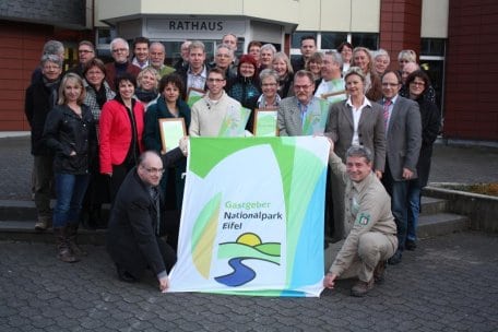 Bild 1: Mit den acht neuen Gastgebern tragen inzwischen 51 Hotels, Pensionen, Ferienwohnungen, Campingplätze und Restaurants die begehrte Auszeichnung „Nationalpark-Gastgeber Eifel“. Foto: Nationalparkverwaltung
