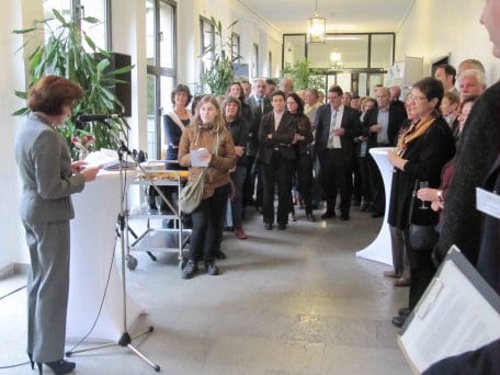 Bild 1: Regierungspräsidentin Gisela Walsken eröffnete die Ausstellung in der Bezirksregierung in Köln. (Foto: B. Theißen)