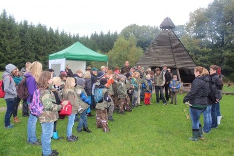 Bild 1: Studierende der Kölner Fachschule für Tourismus (rechts) organisierten für ihre Abschlussarbeit ein Jahrestreffen der Junior-Ranger des Nationalpark Eifel.