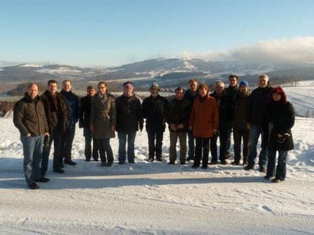 Bild 1: Vor der Kulisse der hessischen Wasserkuppe im Biosphärenreservat Rhön trafen sich die Mitarbeiter des Projektes zur Vernetzung Nationaler Naturlandschaften im Januar 2012 zum intensiven Erfahrungsaustausch. Foto: M. Kremer