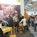 Bild 2: Besucher der ITB Berlin verweilen gerne am Stand der Nationalparkverwaltung und lassen sich informieren. (Foto: Nationalparkverwaltung Eifel)