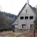 Bild 2: Das benachbarte Wohnhaus der Villa Zahn steht unter Denkmalschutz und bleibt stehen. Es dient in Zukunft als Sommerquartier für die umgesiedelten Fledermäuse.