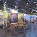 Bild 2: Der Infostand des Nationalparks Eifel sticht ins Auge: Hier auf der TourNatur in Düsseldorf im September. (Foto: Nationalparkverwaltung Eifel)