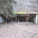 Bild 2: Die offene Wartehalle an der Kreisstraße 7 entlang des Urftsees wird abgerissen.