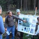 Bild 2: Dr. Heye Bogena (links) und Dr. Thomas Pütz vom Forschungszentrum Jülich erläutern die Messeinrichtungen. (Foto: Röös/Nationalparkverwaltung Eifel)