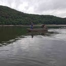 Bild 2: Einmal im Jahr untersuchen Mitarbeiter des Fachbereichs Fischereiökologie des LANUV die Fischbestände in der Urfttalsperre.